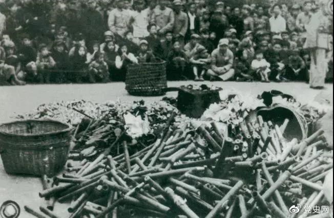 1950年2月24日，政務(wù)院發(fā)出《關(guān)于嚴禁鴉片煙毒的通令》。圖為政府收繳的煙具和賭具。