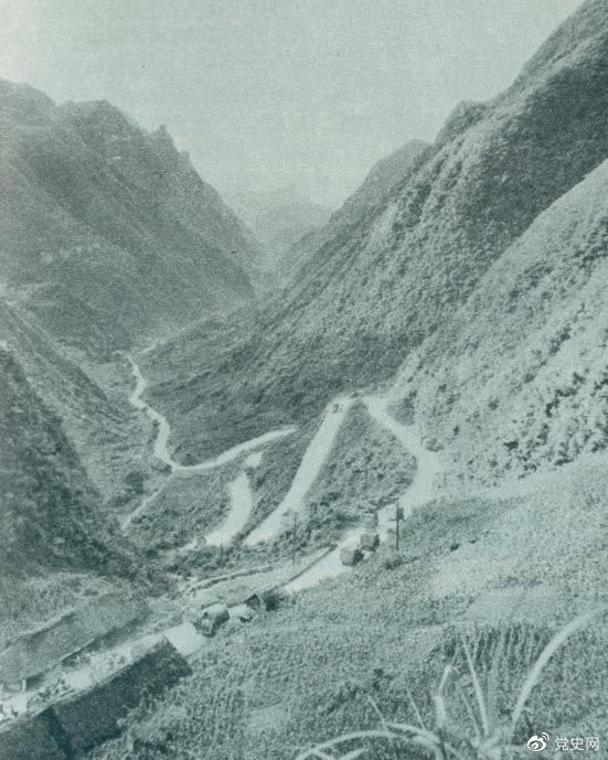 　　1935年2月18日至21日，紅軍奪取桐梓、占領(lǐng)婁山關(guān)、再克遵義城，取得了殲滅和擊潰國(guó)民黨軍2個(gè)師又8個(gè)團(tuán)的大勝利。圖為黔北要隘婁山關(guān)。