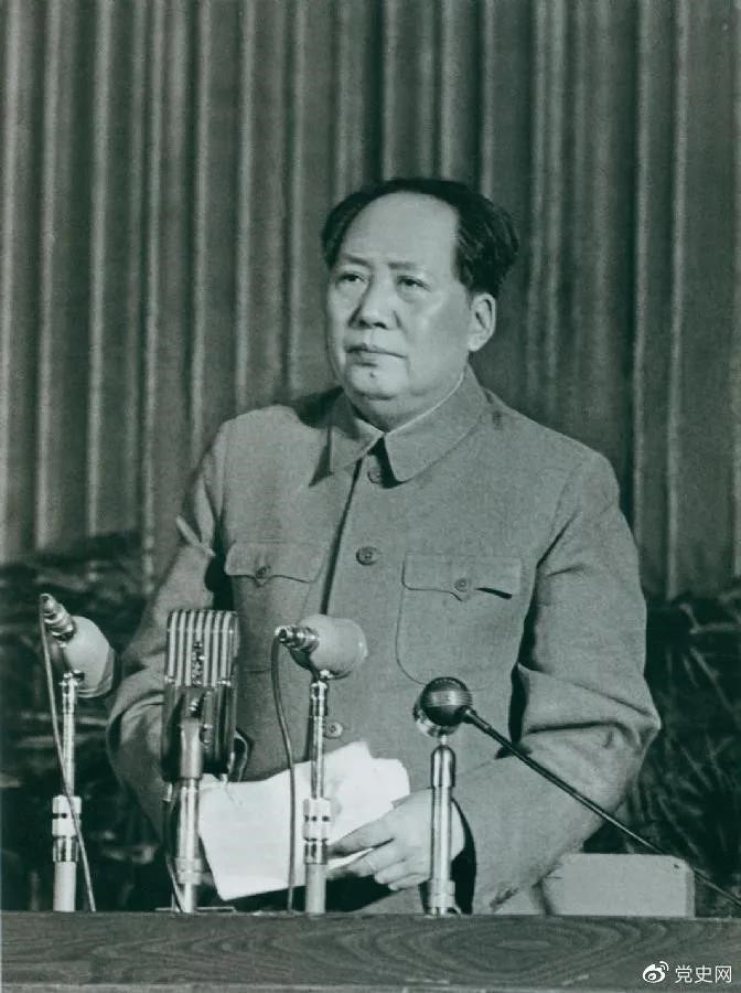 　　1957年2月27日，毛澤東在最高國務(wù)會議第十一次（擴大）會議上發(fā)表《如何處理人民內(nèi)部的矛盾》（后改為《關(guān)于正確處理人民內(nèi)部矛盾的問題》）講話。