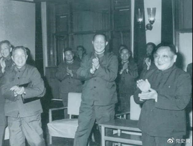 1978年3月，鄧小平和參加五屆人大一次會議的解放軍代表在一起。