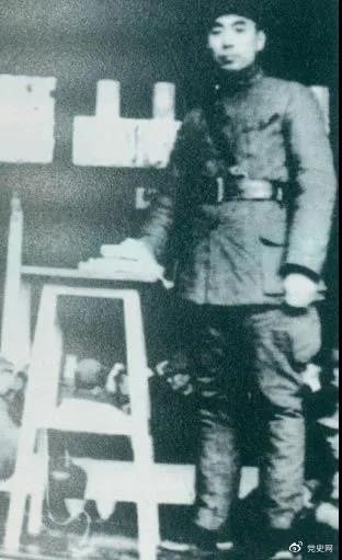 1939年3月10日，周恩來(lái)為新四軍排以上干部作題為《目前形勢(shì)與新四軍任務(wù)》的報(bào)告。