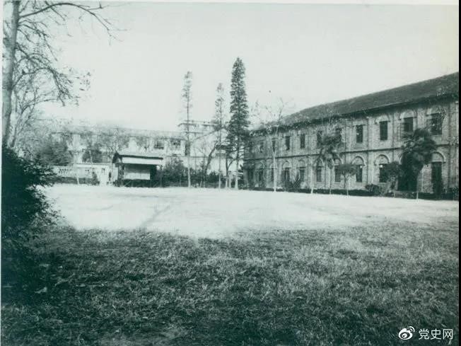 　　1927年3月18日，毛澤東出席在武昌舉行的河南武裝農(nóng)民代表大會(huì)，并作湖南農(nóng)運(yùn)狀況報(bào)告。圖為大會(huì)會(huì)場——武昌農(nóng)講所大操場。