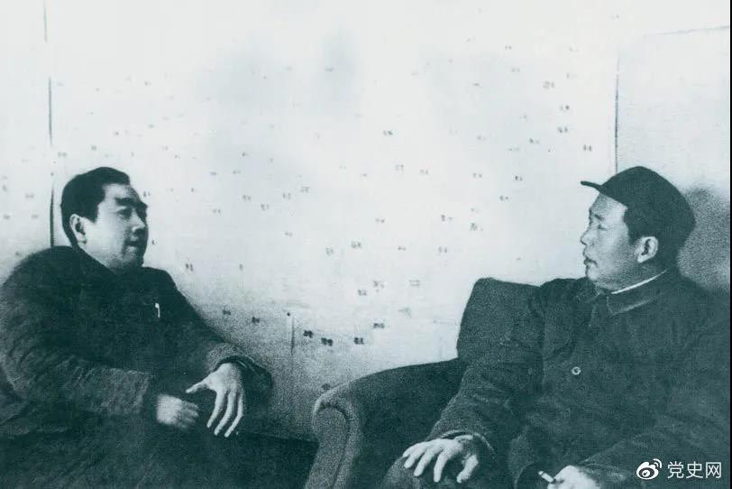 圖為毛澤東和周恩來(lái)在河北西柏坡。