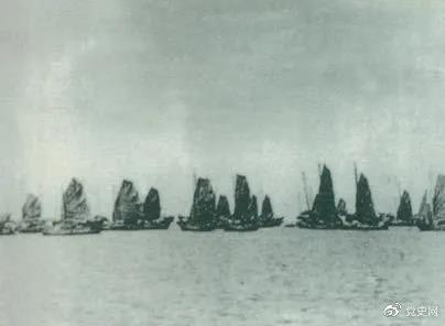 1950年4月16日，人民解放軍發(fā)起大規(guī)模渡海戰(zhàn)役，強(qiáng)渡瓊州海峽。5月1日，海南全島解放。