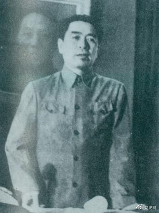 1949年7月6日，周恩來出席中華全國文學藝術工作者代表大會。圖為周恩來在會上作政治報告。