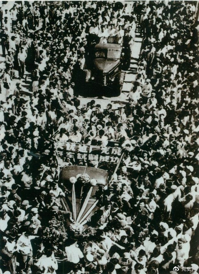 　　1956年7月13日，第一批國產(chǎn)“解放”牌汽車在長春第一汽車制造廠試制成功，結束了中國不能制造汽車的歷史。圖為7月14日，“解放”牌汽車開下生產(chǎn)線。