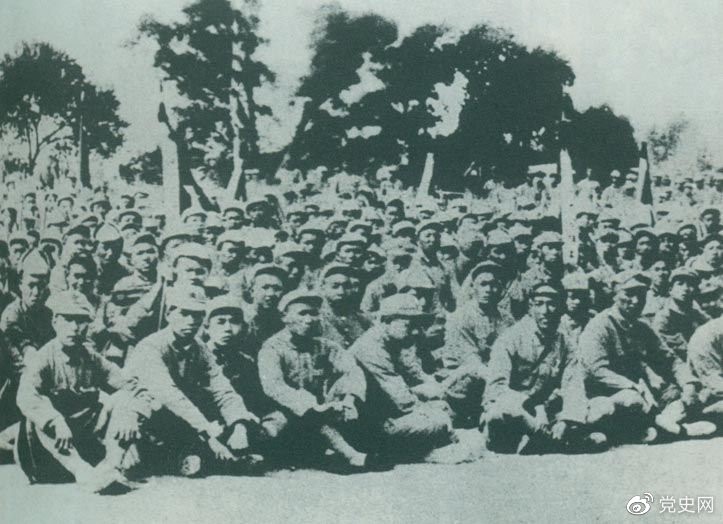 盧溝橋事變后的第11天，1937年7月18日，延安召開群眾大會(huì)，毛澤東發(fā)表演說。據(jù)當(dāng)時(shí)報(bào)載：“演詞激昂，聽眾均摩拳擦掌，熱血沸騰，愿赴抗日戰(zhàn)場(chǎng)，與日寇決一死戰(zhàn)?！?/></p><p>盧溝橋事變后的第11天，1937年7月18日，延安召開群眾大會(huì)，毛澤東發(fā)表演說。據(jù)當(dāng)時(shí)報(bào)載：“演詞激昂，聽眾均摩拳擦掌，熱血沸騰，愿赴抗日戰(zhàn)場(chǎng)，與日寇決一死戰(zhàn)。”</p><p><br/></p><p>轉(zhuǎn)載：共產(chǎn)黨員網(wǎng)</p>
							
							</div><!-- article-con -->






		<div   id=